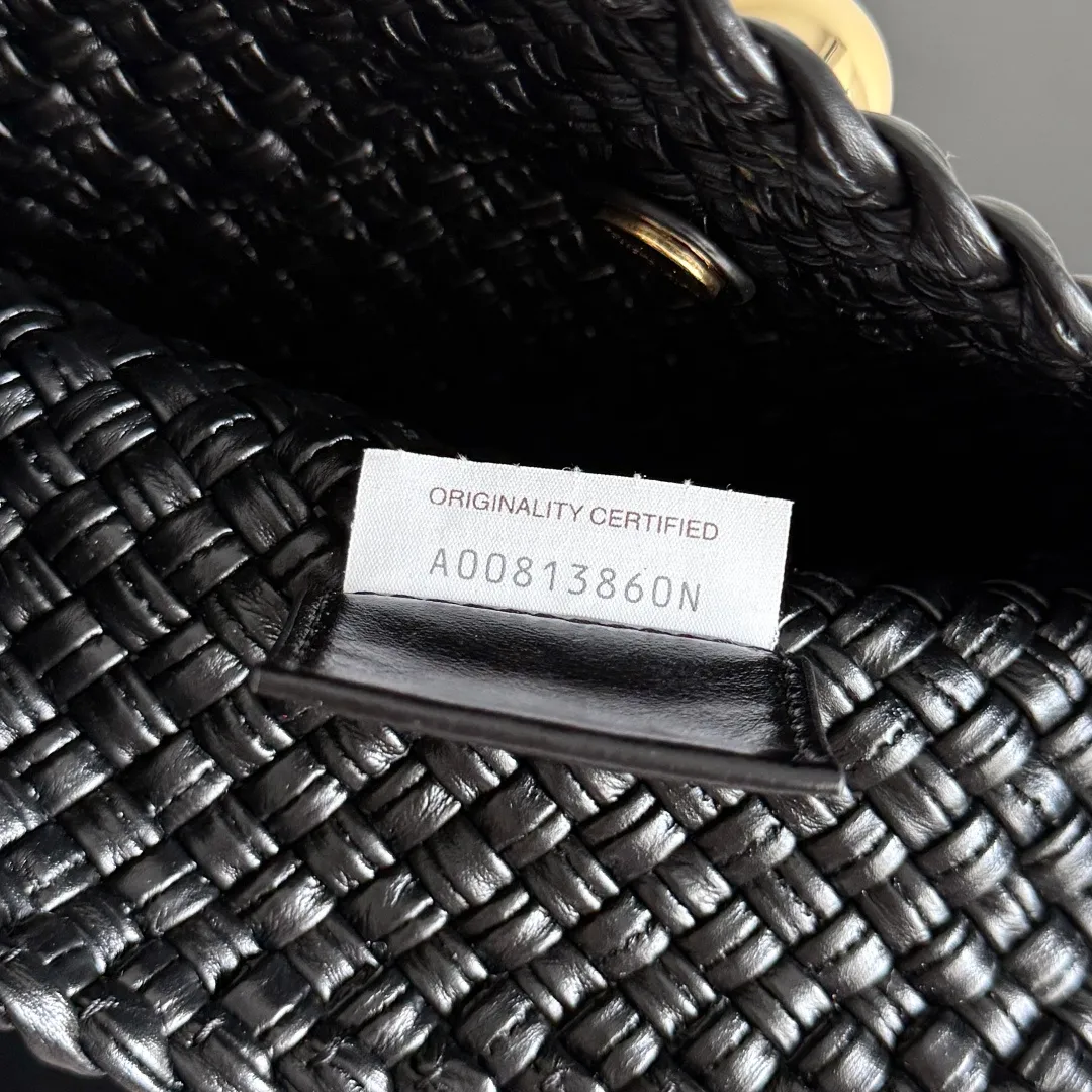 Batch 2480 Bottega Veneta's Tosca, made with exquisite intrecciato weaving technology, three-dimensional trapezoidal cut, neat lines outline a high-end box structure that never fades, giving the soft lambskin a unique silhouette ✨ Small gold balls are embellished to add a sense of fashion, and one leather strip is woven in one piece, simple and advanced. The capacity is suitable for daily life, lifting weight is light, and showing a calm aura in every step. The shoulder-carrying design is practical and carries a low-key taste and relaxed fashion. It is a treasure item that adds points to your outfit. If you know BV, don’t miss it ~ Tosca is your silent business card when traveling around the world. Style number: 777680 Size: 17*19.5*1cm